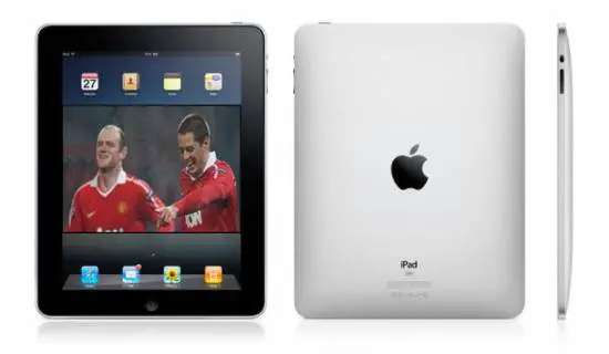 Picture of World's Most Popular Football Team, Manchester United (MU) armed with iPad