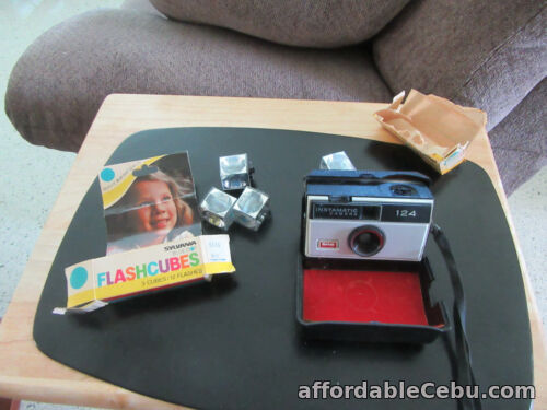1st picture of Kodak Instamatic 124 with case and unused flashes, Vintage fro the 60's For Sale in Cebu, Philippines