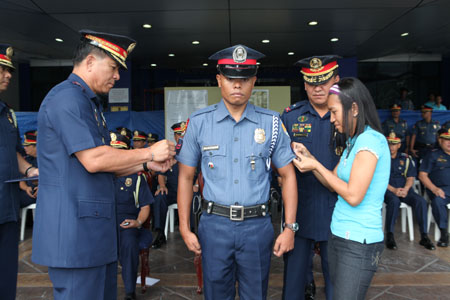 Picture of PO1 Randy Christian A. Martires became an instant hero