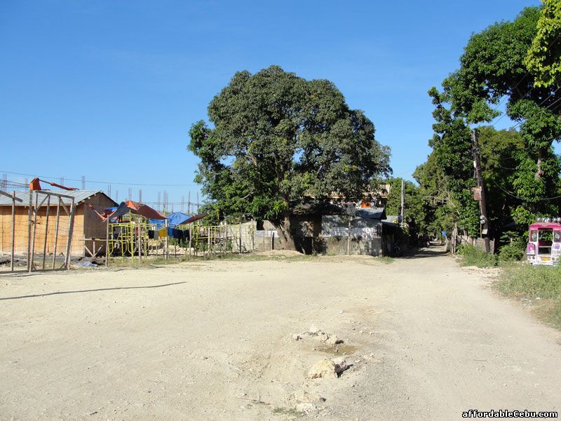 Road in front of Minglanilla Public Market